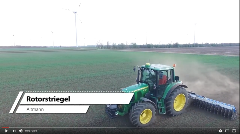 Rotorstriegel im Einsatz
