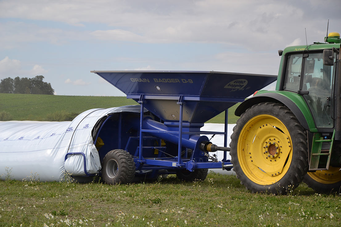 Grain Saver Bagger D-9 Arbeitsstellung